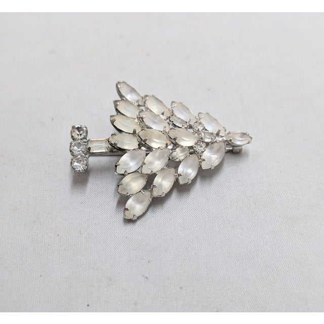 Napier Vintage Signed Napier Book Piece Christmas Tree Frosted White Rhinestone Brooch For Sale - Image 4 of 7