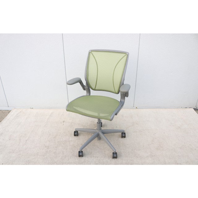 Humanscale Ergonomic World Task Office Desk Chair in Citron Mesh, 4 Available For Sale - Image 4 of 12