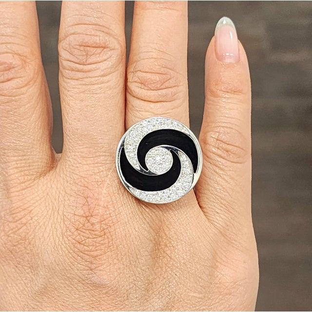 Modern Bvlgari 18k White Gold Optical Illusion, Onyx, Diamond Spinning Ring, Size 5.5 For Sale - Image 3 of 11