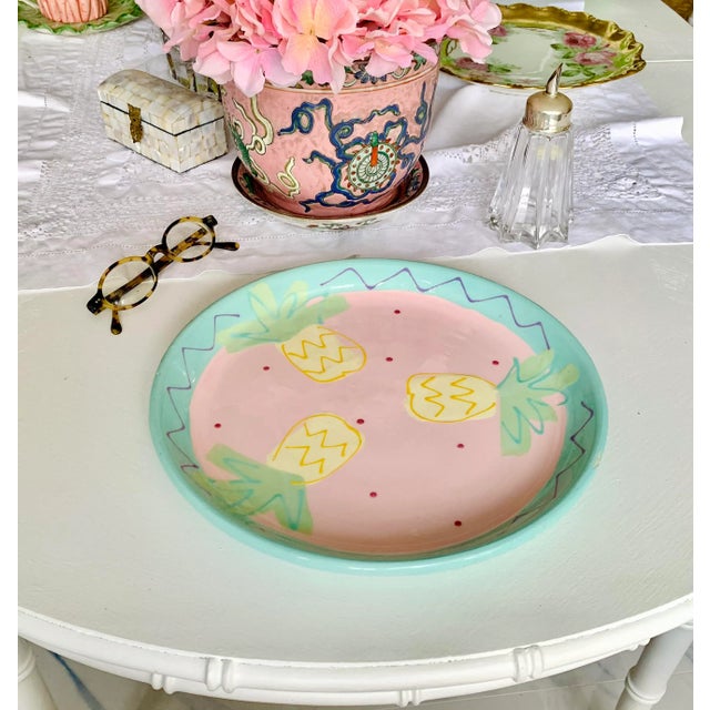 Late 20th Century Vintage Susan Painter’ Pink Pie Cake Dish Plate Serving Platter Pottery ‘Pineapples Design Studio Artist Signed For Sale - Image 5 of 10