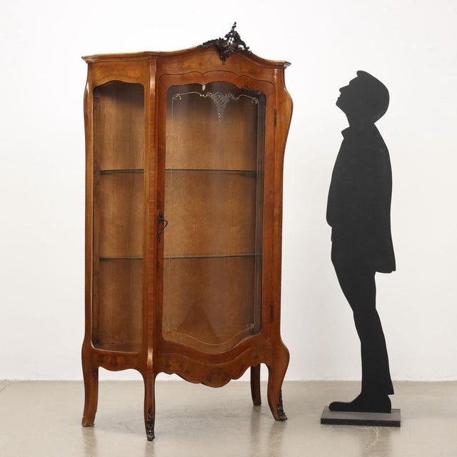 Baroque style display cabinet, rounded in all its parts with rounded bronze side glass and rocaille on the door on the...