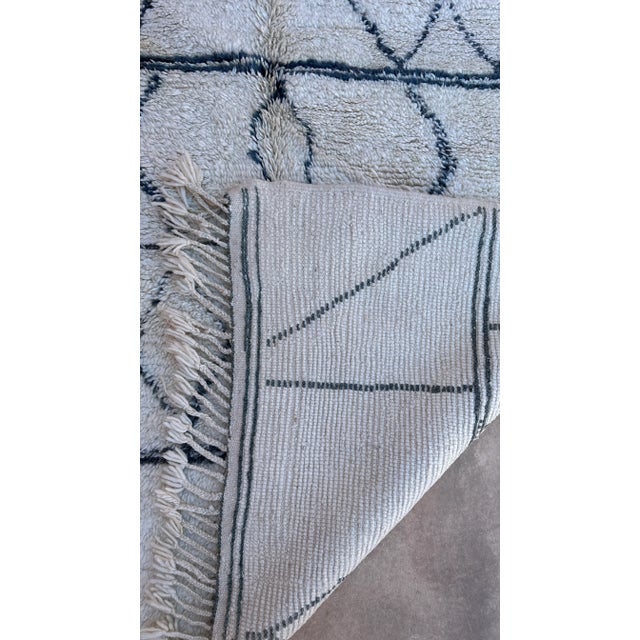 Antique White 1980s Moroccan Beni Ourain Rug - 5'6" X 8'1" Ft For Sale - Image 8 of 10