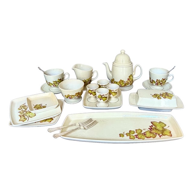 Art Deco Grapevine Breakfast & Serving Service from Carlton Ware, England, 1930s, Set of 17 For Sale