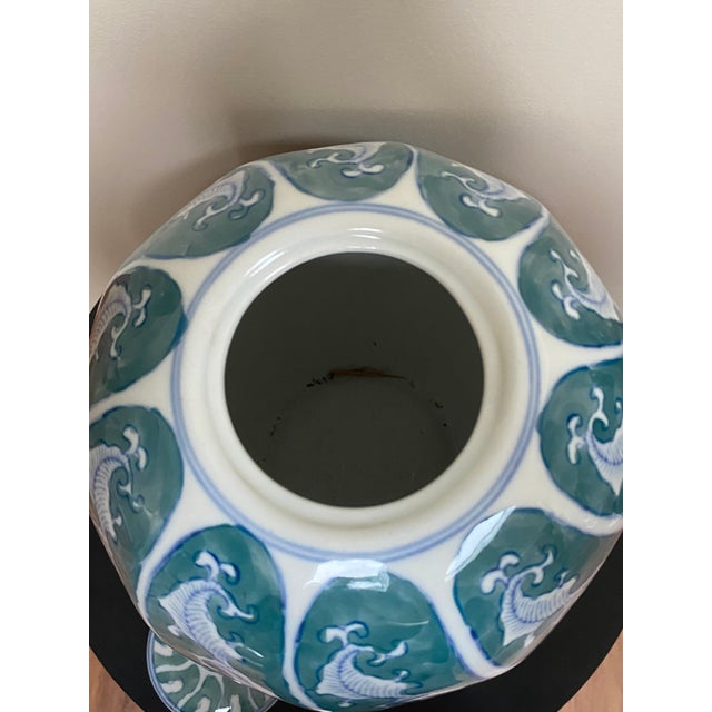 Vintage Mid-Century Chinese Chinoiserie Style Hand-Painted Porcelain Ginger Jar For Sale In New York - Image 6 of 14