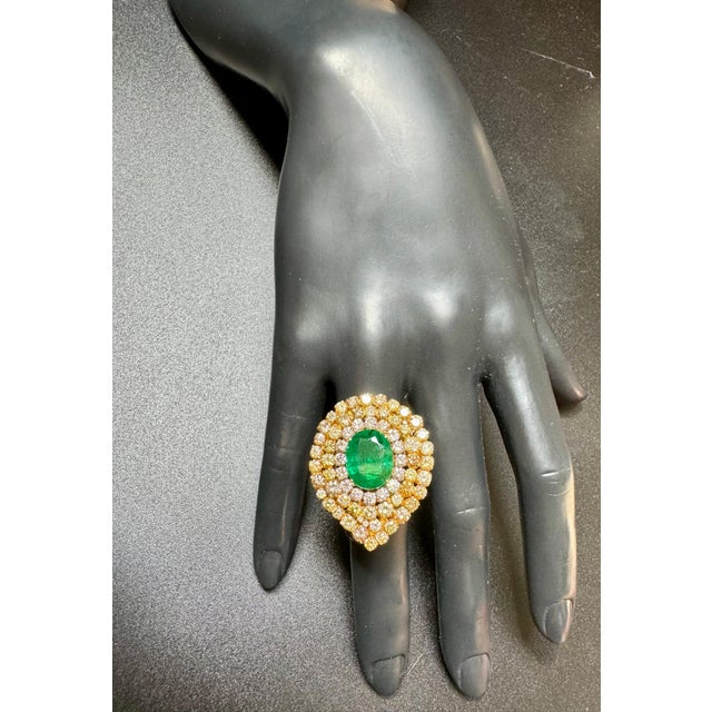 7.47 Natural Zambian Emerald & 5.64 Cts Diamond 18 Karat Yellow Gold Ring Size 6 For Sale In New York - Image 6 of 18