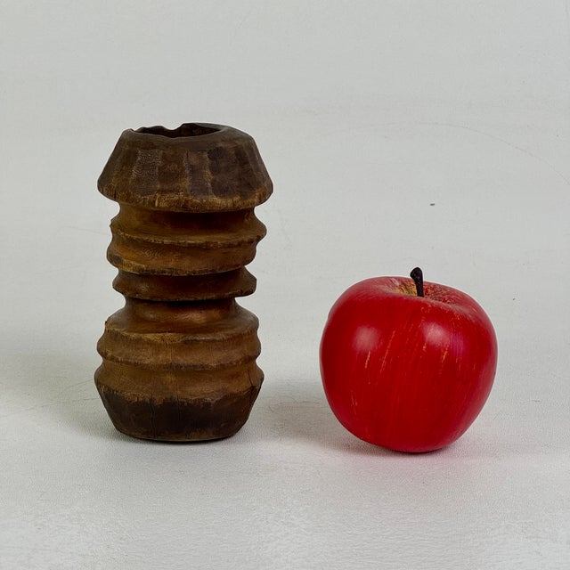 To our eyes it's a pulley; or it could very well be some sort of hand made primitive engineering mechanism; it sort of...