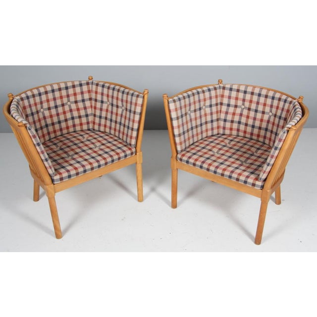Børge Mogensen pair of horseshoe chairs, frame of lacquered beech. Seat and back cushions of cotil fabric. Model 1790/4389...