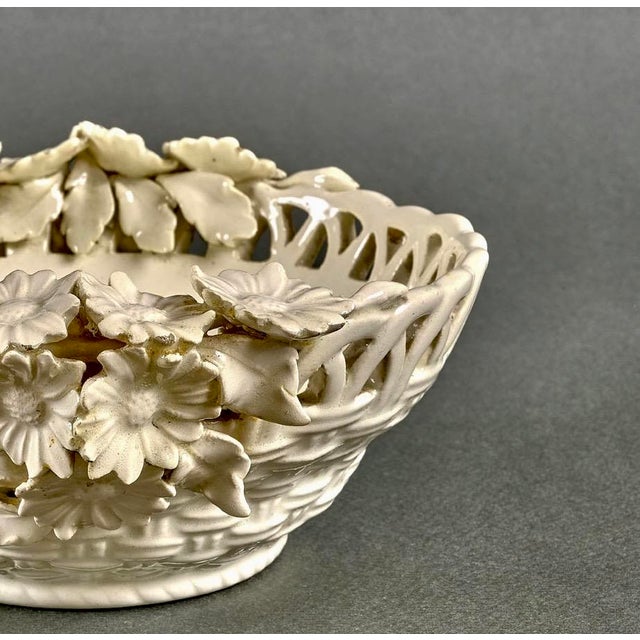 Art Decò Italian Signed Ceramic Vase Beautiful and rare ivory-coloured ceramic centrepiece baskets. Italy, Art Deco...