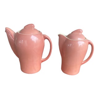 1930s Art Deco Susie Cooper - Pink 2055 - Small Kestrel-Shaped Hot Water Pot & Coffee Pot Set - Set of 2 For Sale