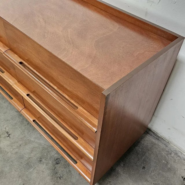1960s Edmond Spence Mid-Century Modern Dresser With Sculpted Drawer-Length Pulls For Sale In Los Angeles - Image 6 of 13