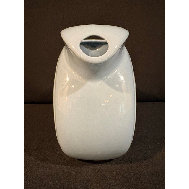 This collectible Fiesta pitcher in the classic periwinkle color holds 67 oz, adding supreme functionality to its art deco...