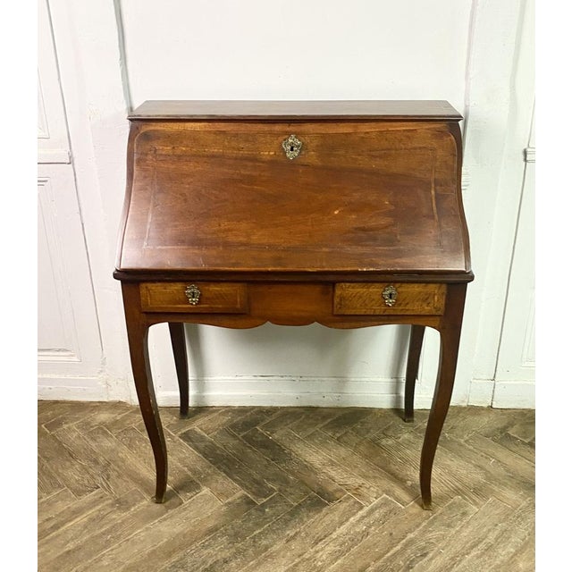 Magnificent donkey back desk, sloping desk from the Louis XV period from the 18th century. It opens with a flap which...