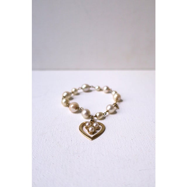 Charm Bracelet Pearl and Gold Heart, Circa Mid-20th Century For Sale - Image 4 of 14