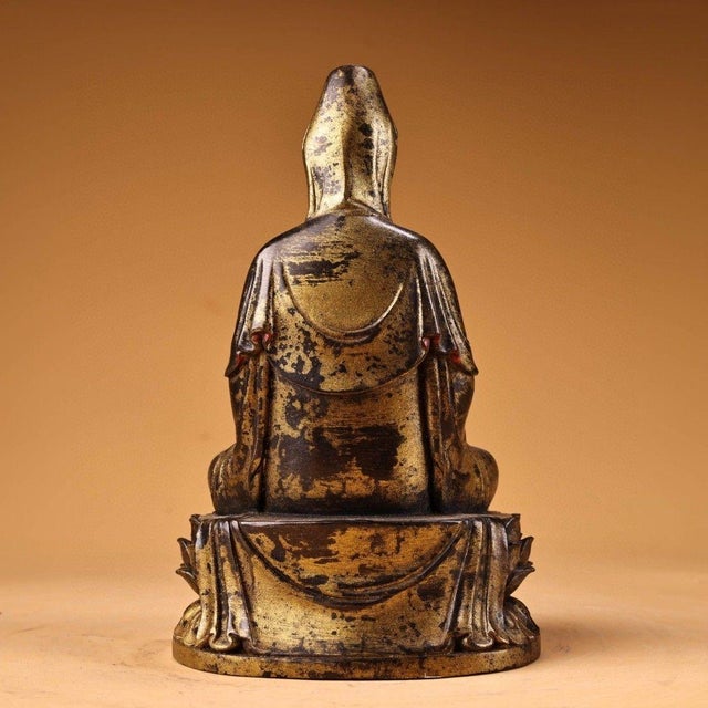 Metal Vintage Chinese Mud‑Gilded Bronze Guanyin Bodhisattva Seated Lotus Figure, Chinoiserie Altar Statue For Sale - Image 7 of 10