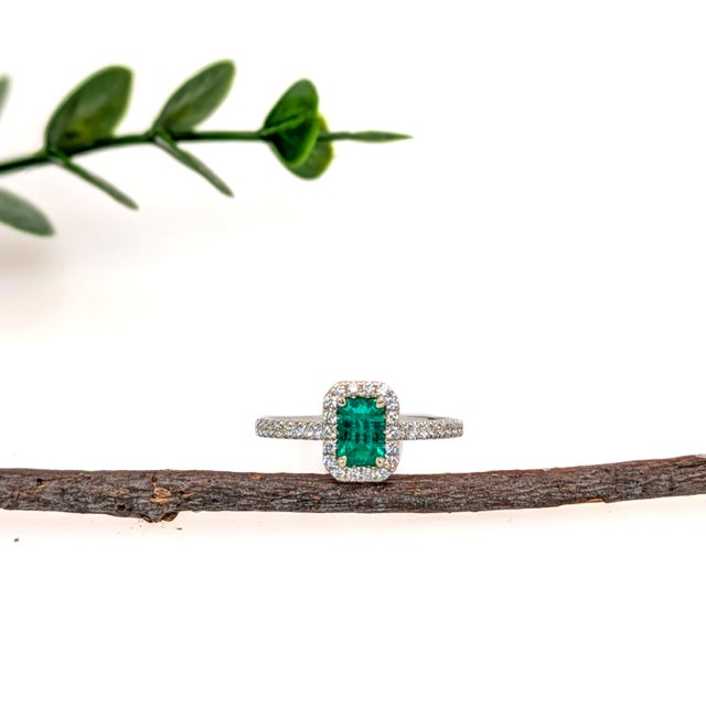 Modern Colombian Emerald Ring With Natural Diamonds: Solid 14k Gold, Emerald Cut 6x4mm, Size 6.75 For Sale - Image 3 of 6