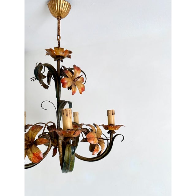1950s Vintage Italian Florentine Hand-Painted Tole Floral 5-Light Chandelier, 1940s For Sale - Image 5 of 18