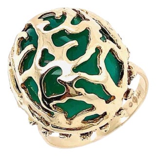 14 Karat Yellow Gold Oval Green Onyx With Filigree Overlay Solitaire Ring, Size 7 For Sale