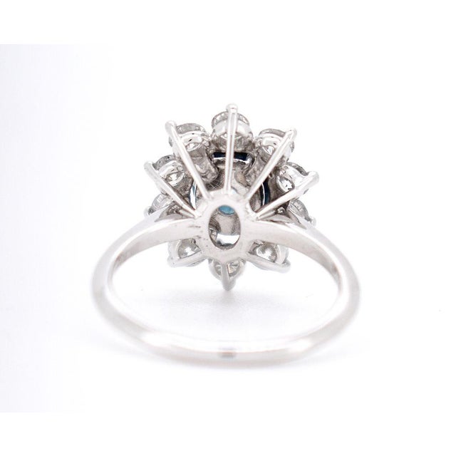 Blue 1990s Vintage Daisy Ring in 18 Carat Gold, Natural Sapphire and Diamonds, Size 4.75 For Sale - Image 8 of 11