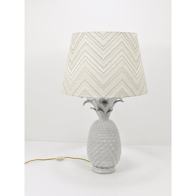 Beige Hollywood Regency White Pineapple Table Lamp from Tommaso Barbi, Italy, 1970s For Sale - Image 8 of 18