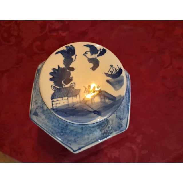 This lovely 6 sided blue willow ginger jar with lid is highly decorated. The lid is also decorated all the way around....