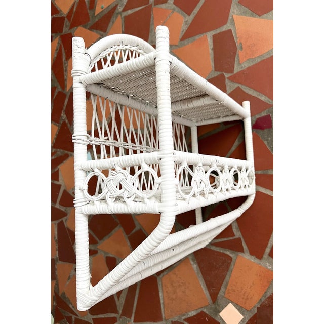 1970s Vintage Woven White Wicker Wall Mounted Wall Shelf Unit or Organiser For Sale - Image 5 of 5
