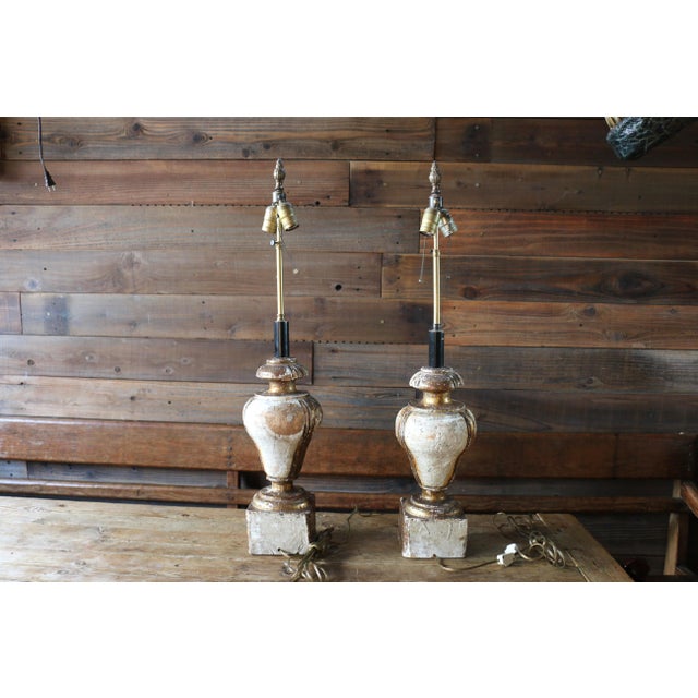 Hollywood Regency Italian Pair of Carved Wood Gilt Table Lamps With Fluted Urn Bases For Sale - Image 3 of 18