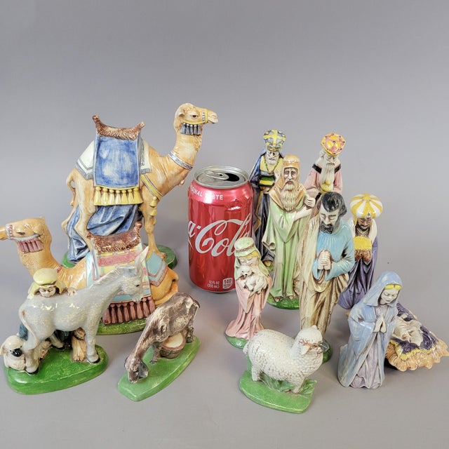 Figurative Christmas Hand-Painted Ceramic Nativity Set by Byron Molds, 13 Pieces (1973–1974) For Sale - Image 3 of 17