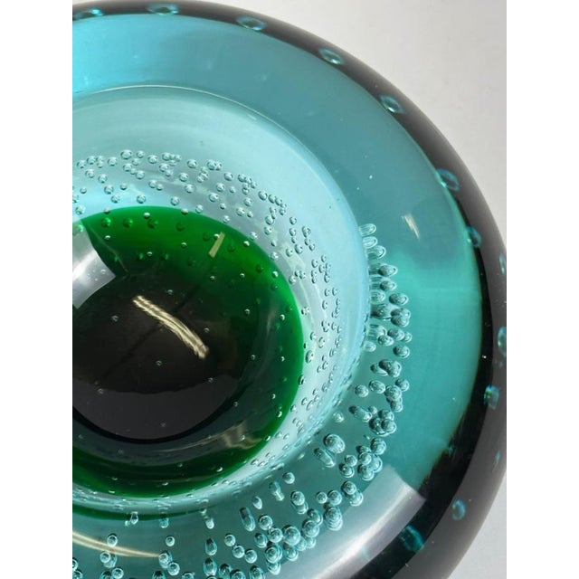 This Murano glass bowl in sommerso and bullicante uranium glass by Galliano Ferro was produced in Italy around the 1960s....