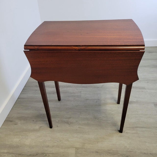 1940s Mahogany Pembroke Style Drop-Leaf Table — Federal / Hepplewhite Revival For Sale - Image 4 of 9