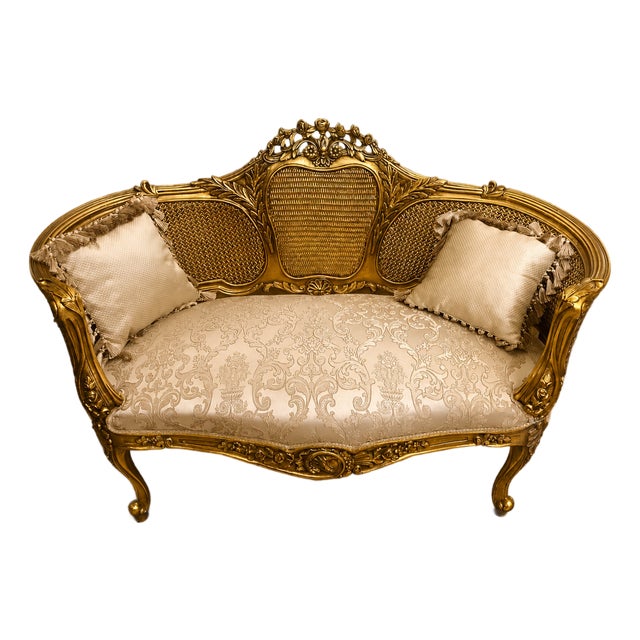 French Louis XV Gold Leaf Settee – Cream Beige Damask Upholstery With Two Accent Cushions For Sale