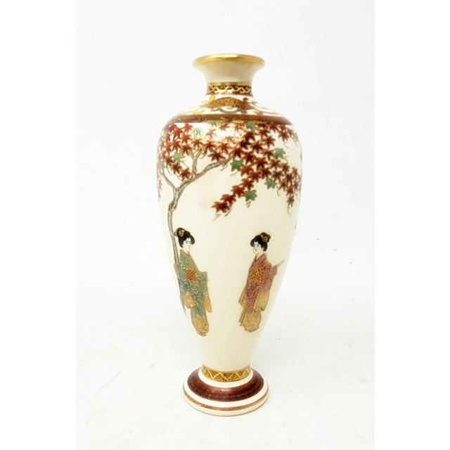 Antique Japanese Satsuma 6" Vase - Late Meiji Era - Geisha - Attendant - Tree - Leaves For Sale In Los Angeles - Image 6 of 18