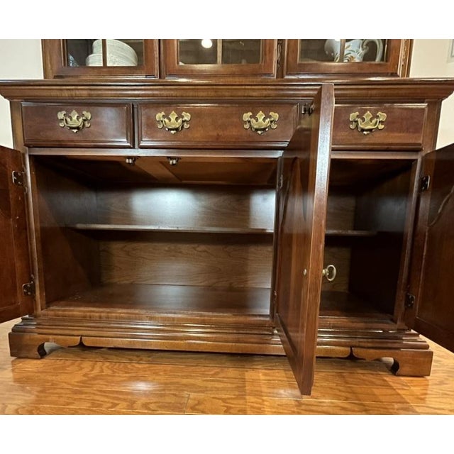 1980s American Drew Cherry China Cabinet Cherry Grove Lighted For Sale - Image 11 of 14