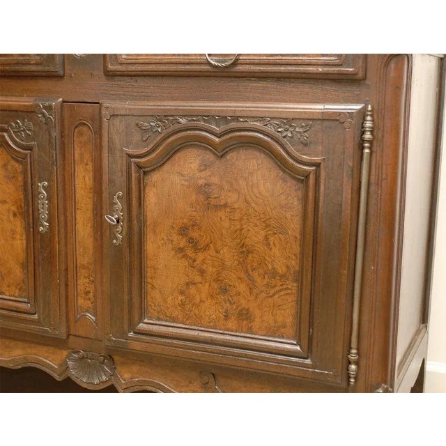 Early 19th Century French 1820s Walnut Restoration Vaisselier from Bresse with Burl Wood Panels For Sale - Image 5 of 11