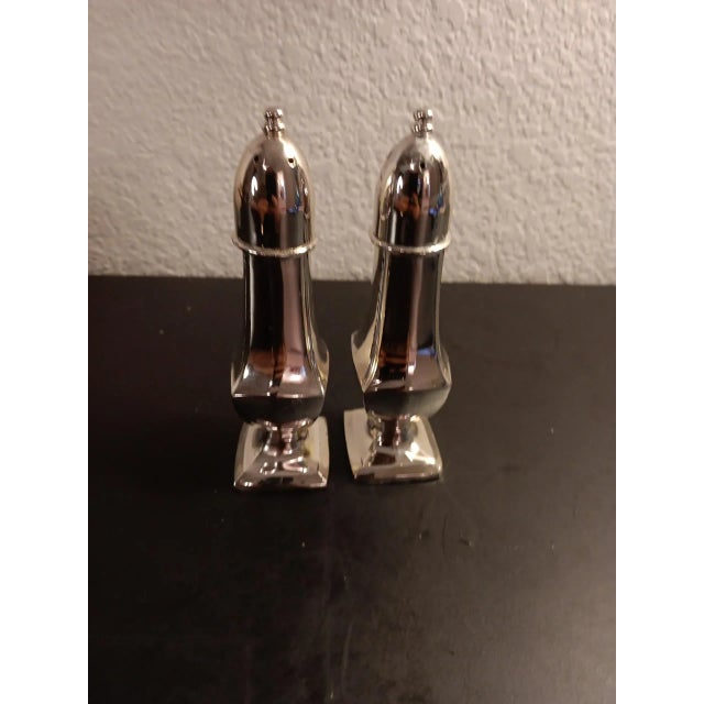 American 1980s Oneida Pair of Silverplated S/P Shakers For Sale - Image 3 of 5