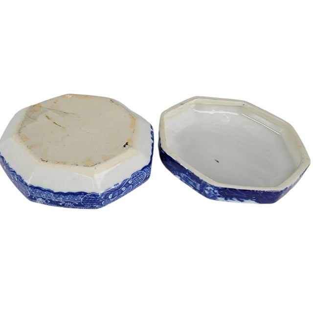 Blue Vintage Flow Blue Porcelain Octagonal Trinket Box in Staffordshire Tradition For Sale - Image 8 of 10