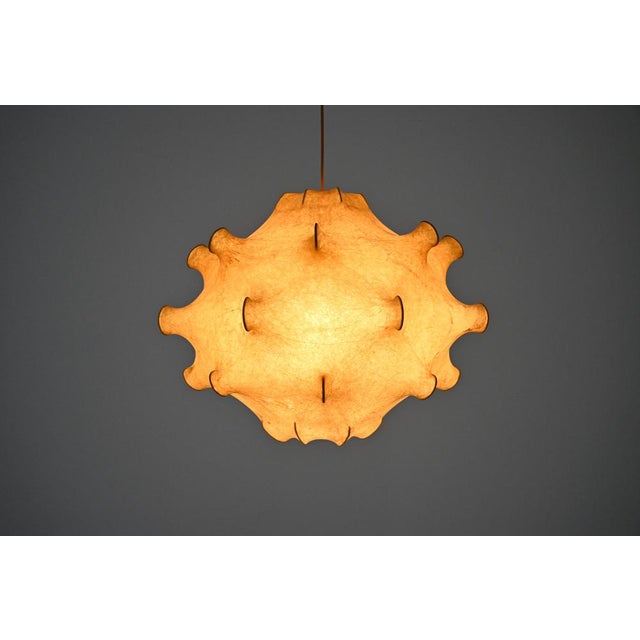 Metal and resin pendant light designed in the 1960s. Model: Taraxacum. Maximum height with cable: 90 cm. Good condition,...