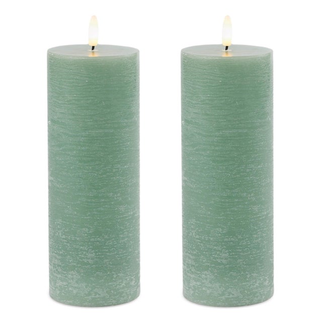 Kenneth Ludwig Chicago FIA Wick Green Pillar Candle (Set of 2) For Sale - Image 4 of 4