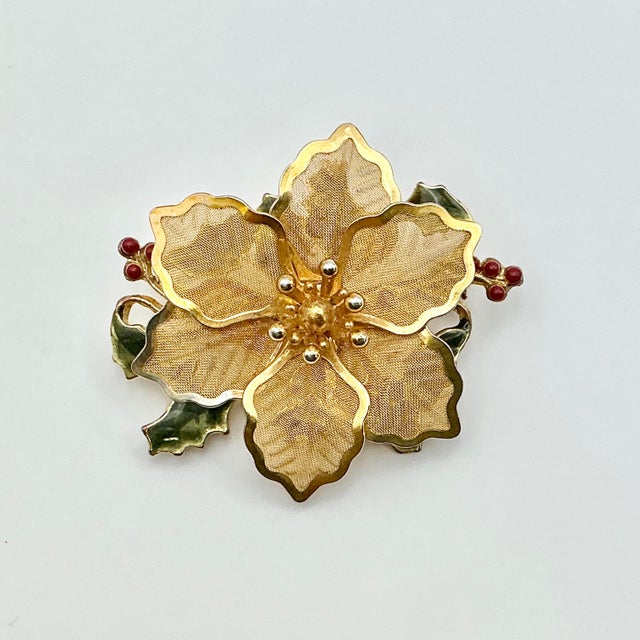 American 1960s Vintage Americana Hollywood Regency Gold Mesh Christmas Poinsettia Brooch, MC Manufacturing For Sale - Image 3 of 6
