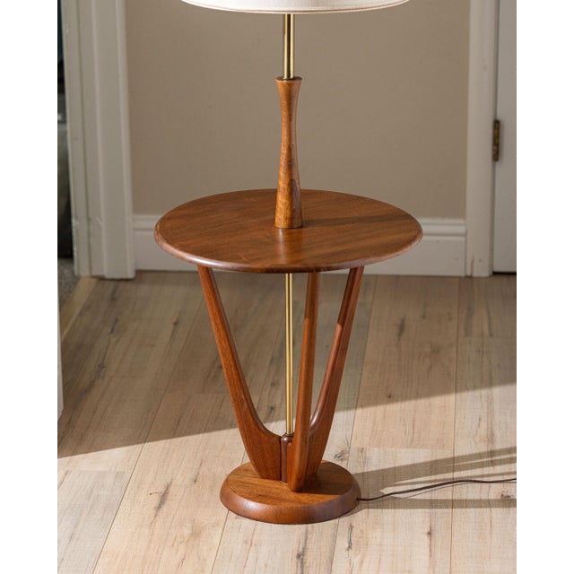 1960s Mid-Century Modern v.h. Woolums Sculptural Walnut Floor Lamp With Integrated Table For Sale - Image 10 of 13