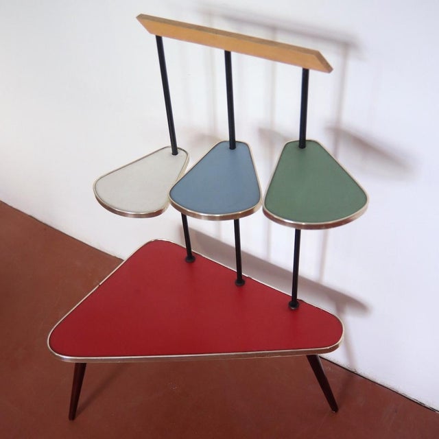 The three small platforms are height-adjustable.