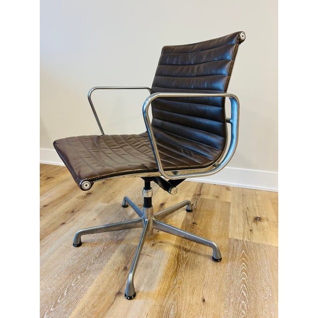 Mid-Century Modern Vintage Aluminum Group Brown Task Chair by Eames for Herman Miller For Sale - Image 3 of 12