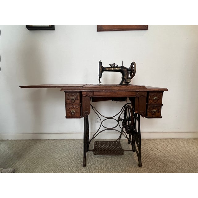 1900 - 1909 Antique 1903 'New Home' Treadle Sewing Machine Series B in Oak Cabinet Working Condition For Sale - Image 5 of 12