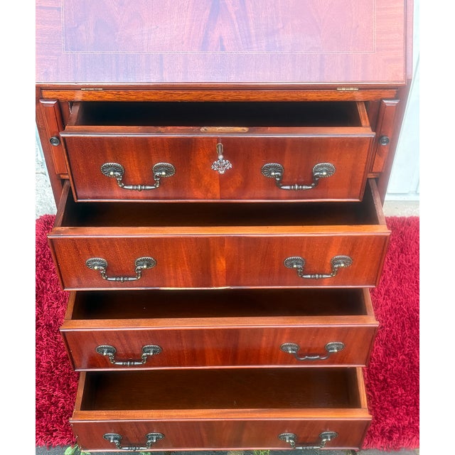 1980s Louis Philippe Carless X English Mahogany 4-Drawer Inlaid Secretary Desk from Unbekannt, 1980s For Sale - Image 5 of 12