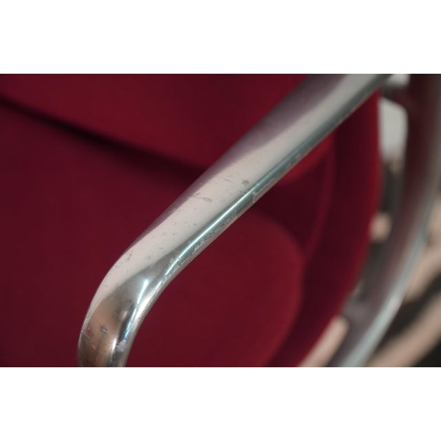 Late 20th Century Eames for Herman Miller Aluminum Group Soft Pad Management Chair For Sale - Image 6 of 10