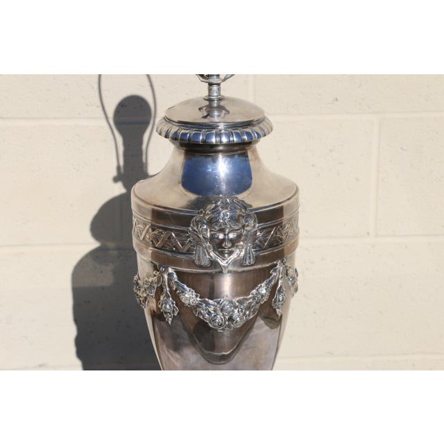 Hollywood Regency Vintage Neoclassical Silver-Plated Urn Table Lamp With Floral Garland For Sale - Image 3 of 18