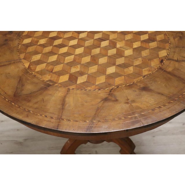 We present an elegant antique Italian round table dating back to the mid-19th century. The table features typical Louis...