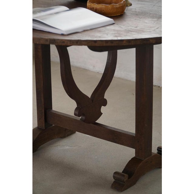 French Round Vigneron Tilt-Top Table in Oak with Carved Details, 19th Century For Sale - Image 9 of 18
