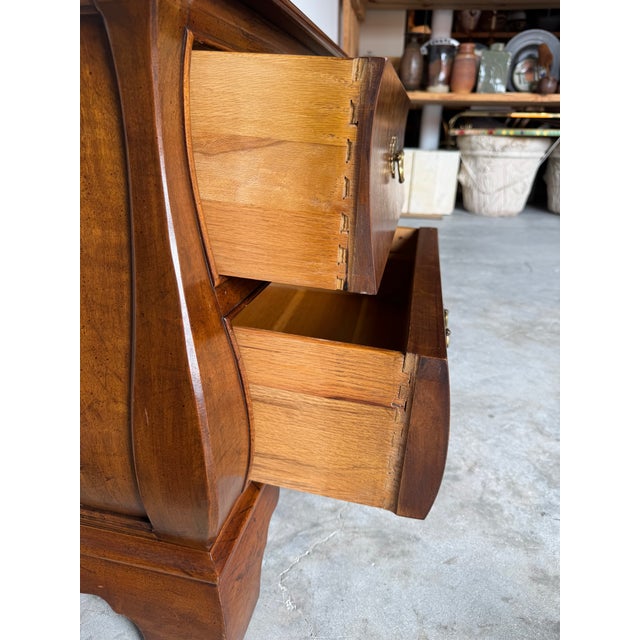 Pair of Ray O’Donnell Interiors Two-Drawer Nightstands – Solid Wood Bombe For Sale In Miami - Image 6 of 18
