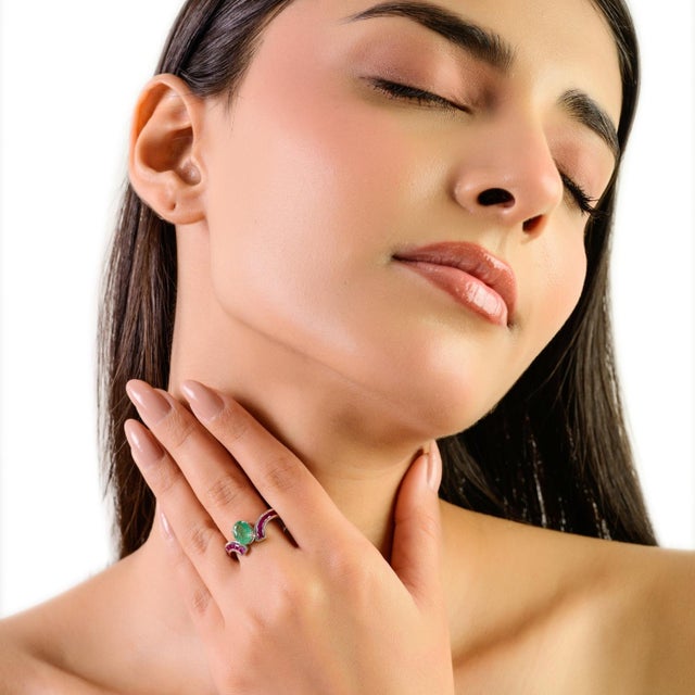 Green Modern 2.55 CTW Emerald & Ruby Inlay Crossover Ring in 925 Sterling Silver - Size 7 For Sale - Image 8 of 11