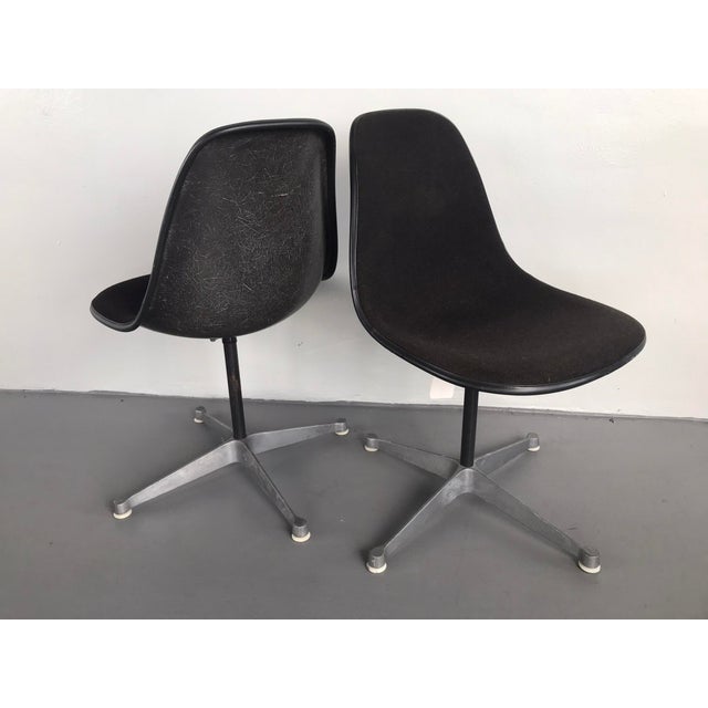 Herman Miller Pair of Herman Miller Eames Swivel Base Office Chairs in Black Fabric, Dated 1983 For Sale - Image 4 of 13